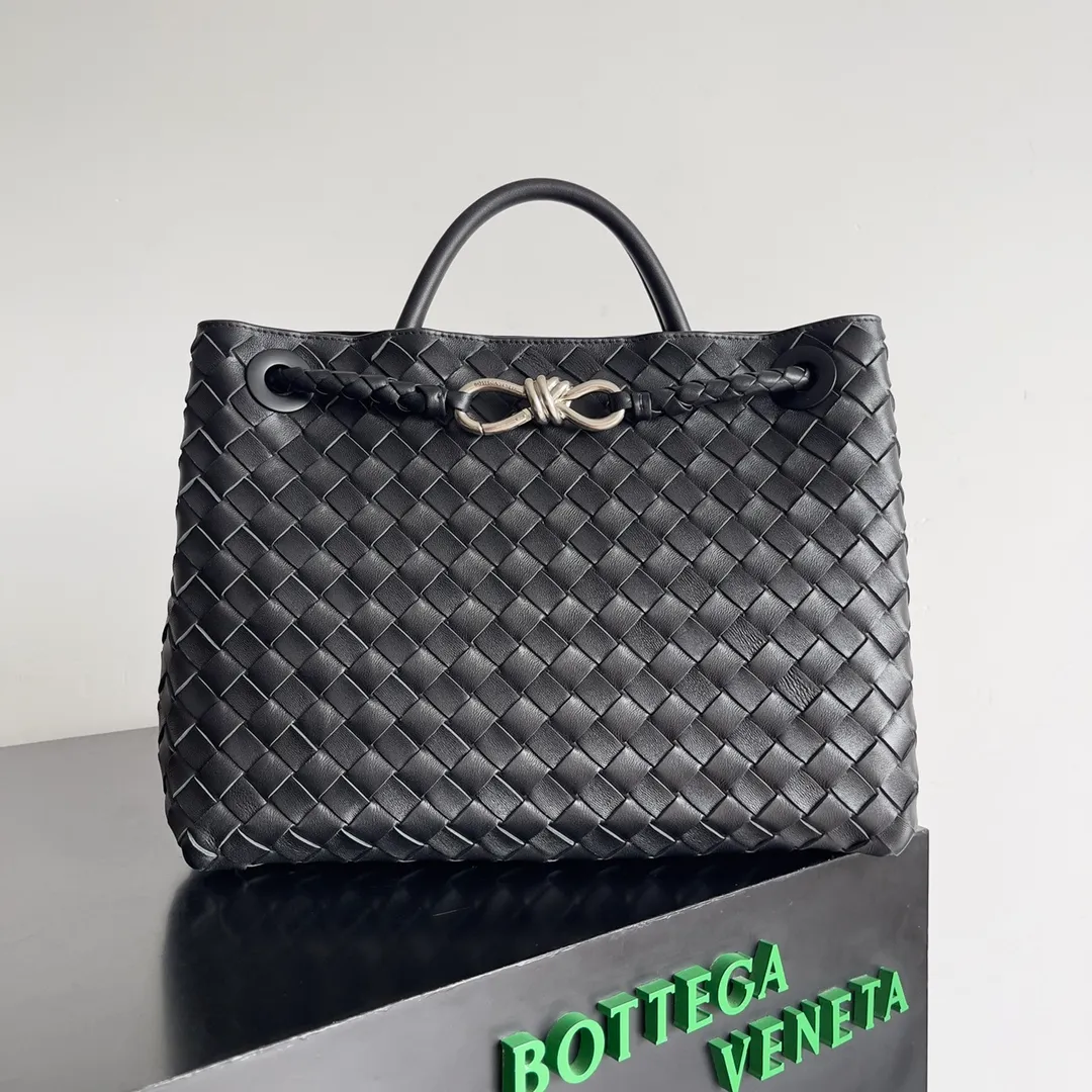 The 2023 new Andiamo batch of 2260 BV has been shipped‼ ️Really popular🔥The new Andiamo woven handbag launched by Bottega Veneta this season is really popular all over the world! ! Celebrities at home and abroad have worn it, and Oscar-winning actress Michelle Yeoh has taken it out on the street. Song Jia, Trai Yara, Yu Feihong, Sanji Ayaka, Rosie Hunting-Whiteley, Yoshioka Riho, etc. have all picked up this bag. It is classic and versatile, showing off its temperament, and the bag capacity is also large, which is very convenient for daily commuting! ! A variety of carrying methods, the shoulder straps can be adjusted by yourself, the original lambskin feels soft and delicate, and the unisex style breaks the gender boundaries and brings a more practical and long-lasting use experience. Andiamo, which has both elegant and casual styles, perfectly interprets the true appearance of "fashionable old money style". Style number: 743572 Size: 32*24*12